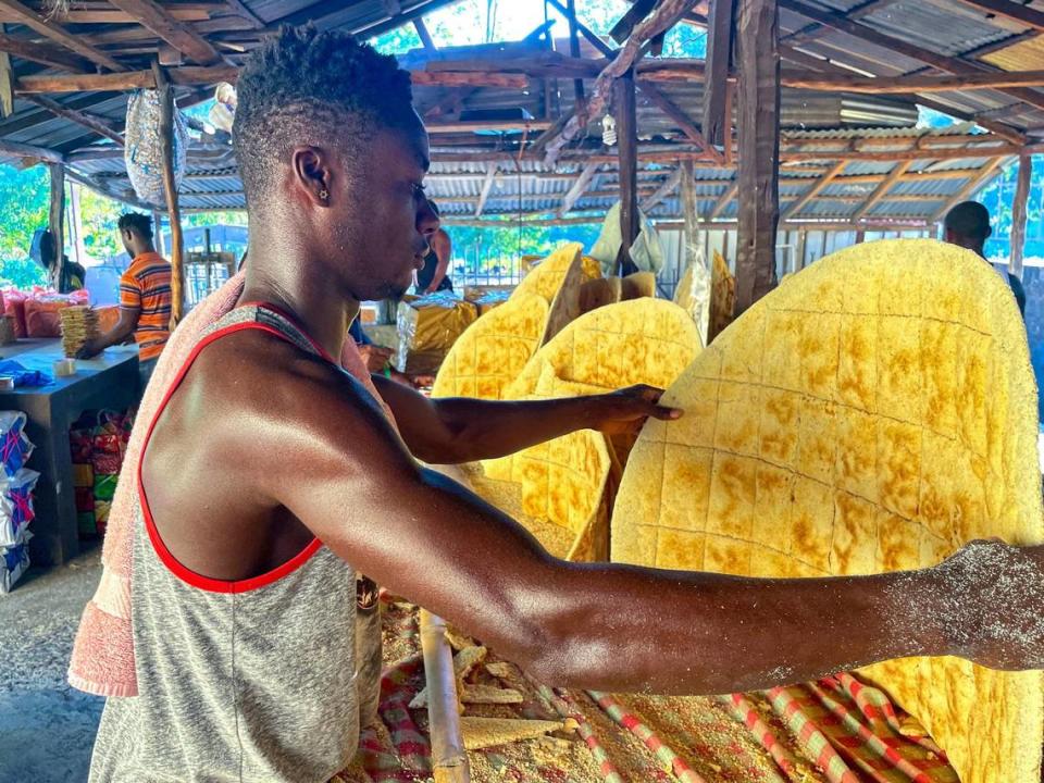 Josnel Pierre prepara kasav en Haití, el viernes 20 de enero de 2023. Este popular pan plano, elaborado con harina de mandioca, es un alimento básico en el país y se sigue preparando como hace siglos, con cuchillos de madera y carbón vegetal.