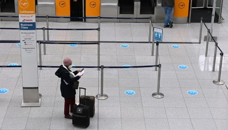 Des voyageurs à l'aéroport de Munich, le 8 avril 2021 en Allemagne - Christof STACHE © 2019 AFP