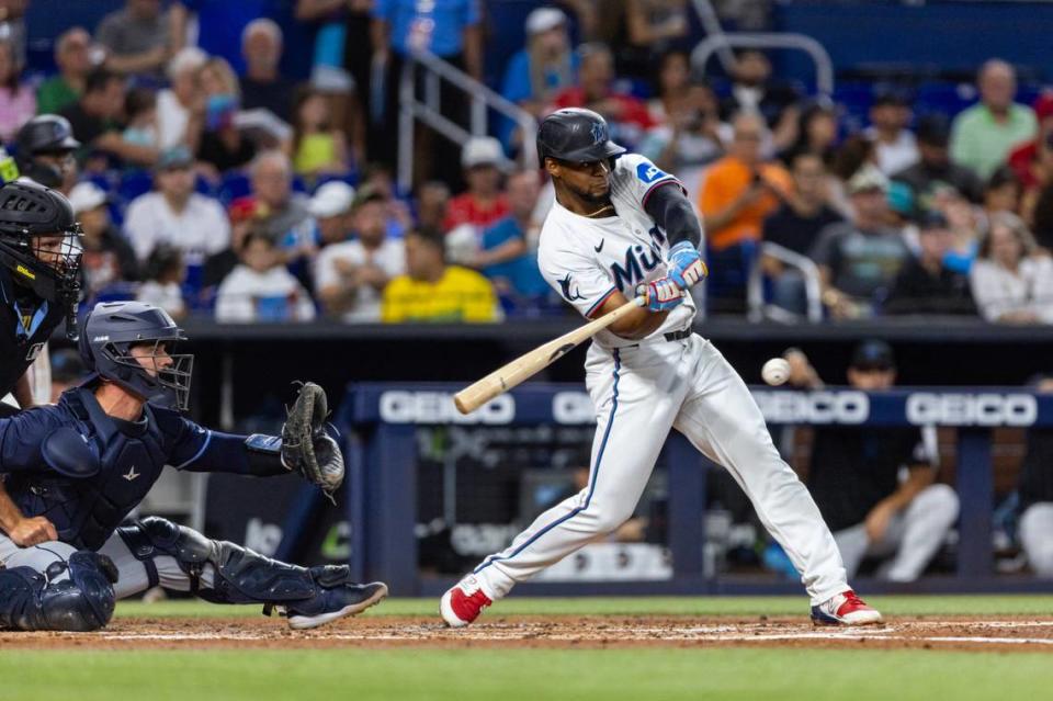 El segunda base de los Marlins Otto López batea un hit en el primer inning del partido ante los Rays de Tampa Bay, celebrado el 5 de junio de 2024 en Miami.