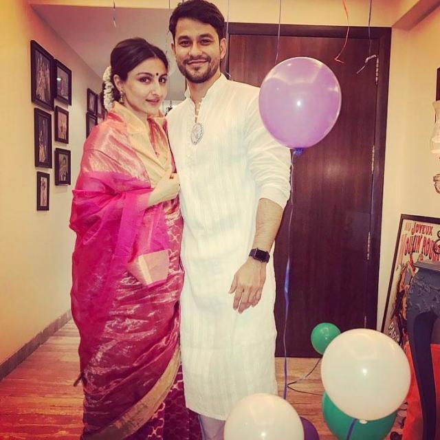 Pregnant Soha Ali Khan glows in a traditional pink saree in new Instagram  pic - Yahoo Sports