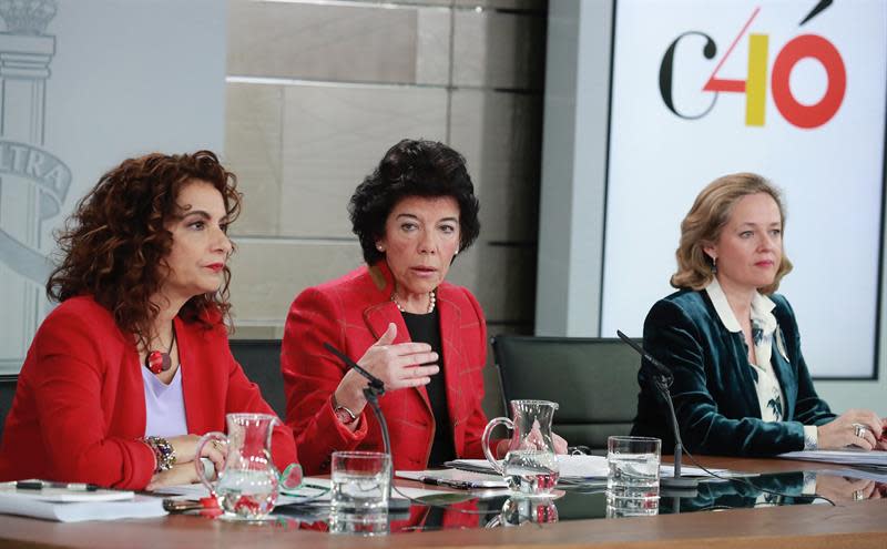 La portavoz del Gobierno, Isabel Celaá (c), la ministra de Hacienda, María Jesús Montero (i), y la de Economía, Nadia Calviño (d), durante la rueda de prensa posterior a la reunión del Consejo de Ministros. EFE