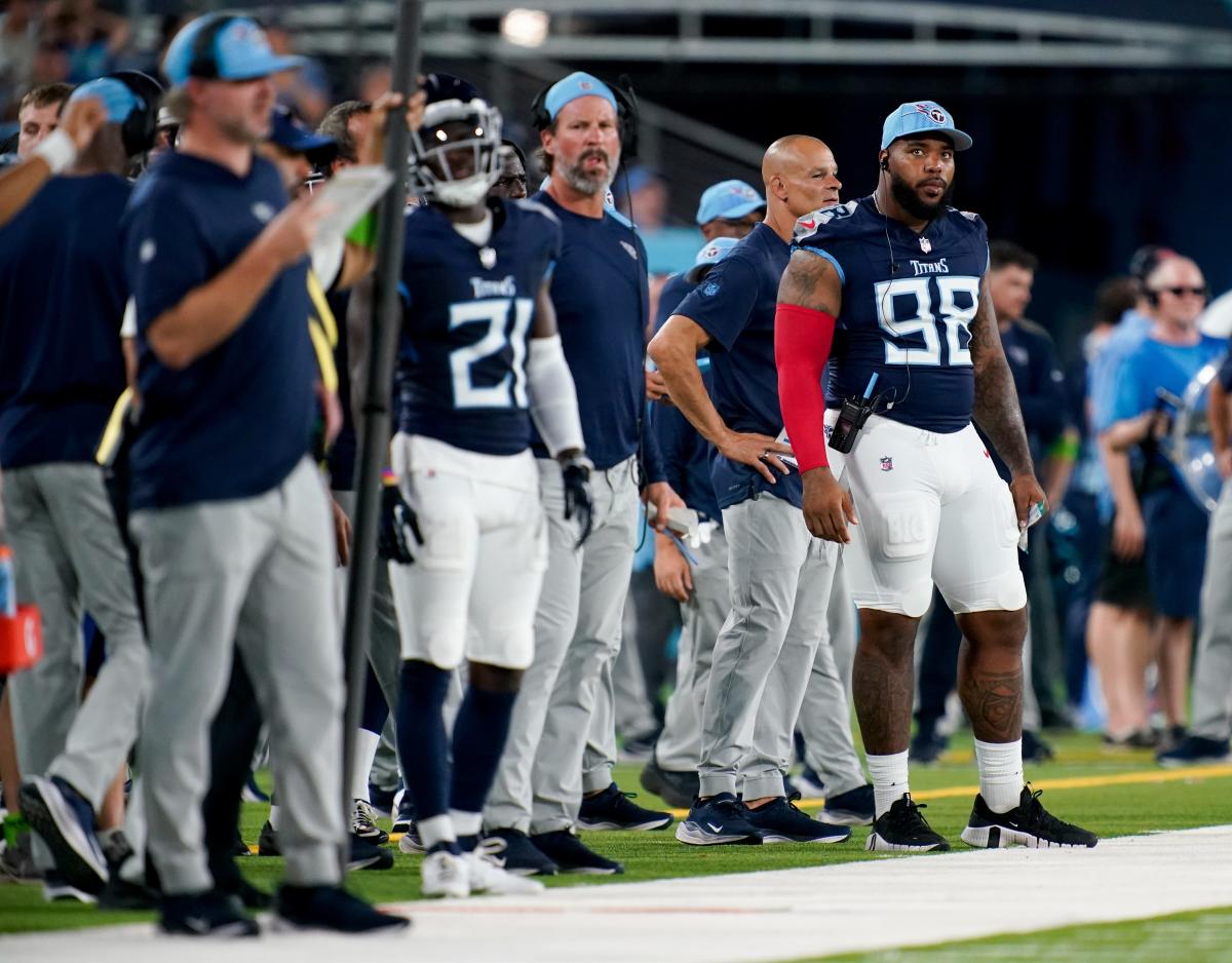 Injuries to Titans' Burks, Philips could complicate 53-man roster