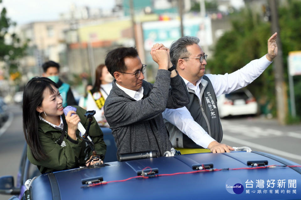 民進黨桃園市長候選人鄭運鵬由立委黃世杰等人陪同從南區競選總部出發進行車隊謝票。<br /><br />
