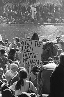 1967年10月21日，五角大樓前的反戰示威者高舉「Get the hell out of Vietnam(滾出越南) 」標語牌。（圖／翻攝自維基百科）