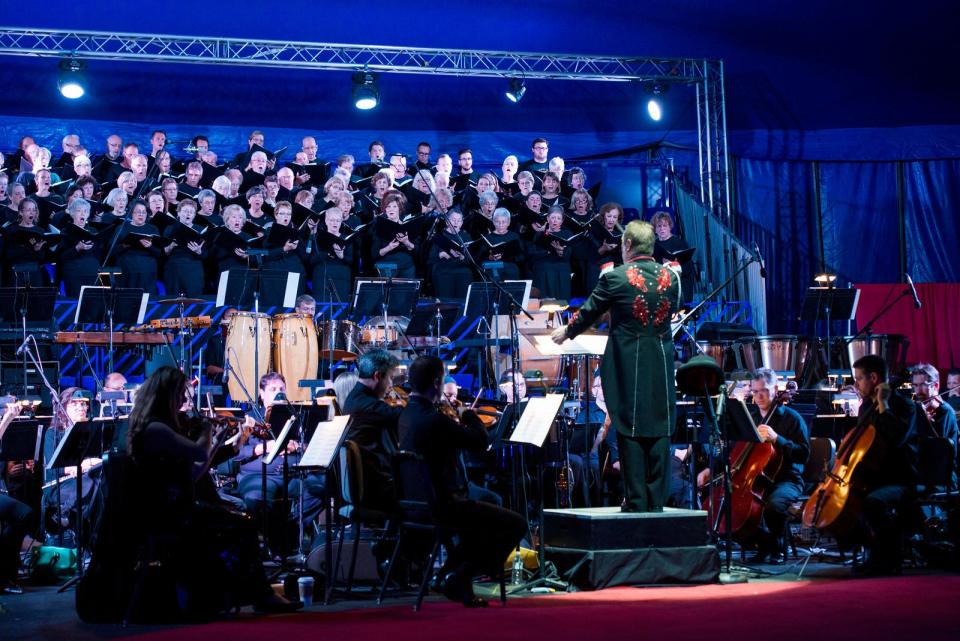 Key Chorale Artistic Director becomes a circus ringmaster while leading performances with Circus Sarasota of Cirque des Voix.