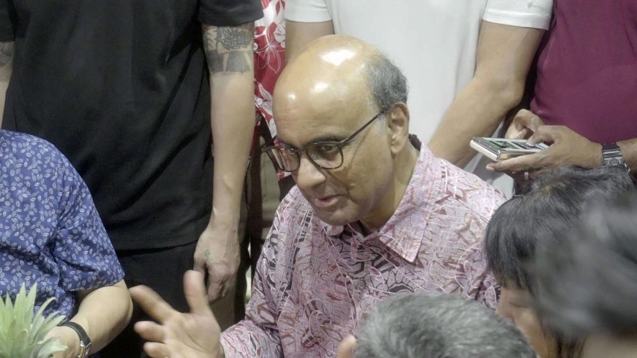 Tharman Shanmugaratnam at Taman Jurong Market and Food Centre while awaiting the result of the 2023 Singapore Presidential Election. (PHOTO: Bruce Lim/Yahoo News Singapore)