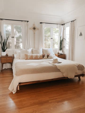 <p><a href="https://www.blancobungalow.com/blog/blanco-bungalow-california-living-room-decor-furniture-links" data-component="link" data-source="inlineLink" data-type="externalLink" data-ordinal="1">Blanco Bungalow</a></p>