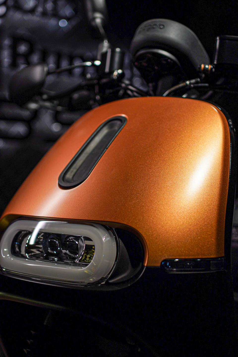 Gogoro 2 Rumbler ABS 閃霧銅的車身運用大量的消光霧黑套件，包括潮流防護手把、極簡流線後扶把等。