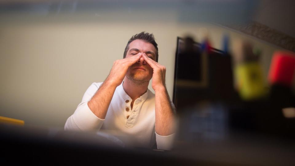 Die Augen werden schwer: Müdigkeit im Büro hat verschiedene Ursachen - und lässt sich oft ganz leicht bekämpfen. Foto: Klaus-Dietmar Gabbert/dpa-tmn