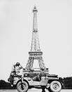 Varios soldados estadounidenses que participaron en la liberación de París contemplan desde su jeep la Torre Eiffel el 25 de agosto de 1944. (Foto: John Downey / AP).