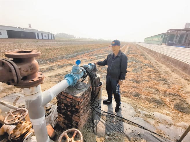 台南市七股區農民集資挖掘的深井，當初出資戶使用電費較便宜，最遠可灌溉2公里外的農田。（劉秀芬攝）