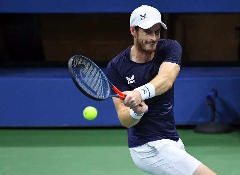 Andy Murray devuelve con un revés la bola durante el partido contra Felix Auger-Aliassime