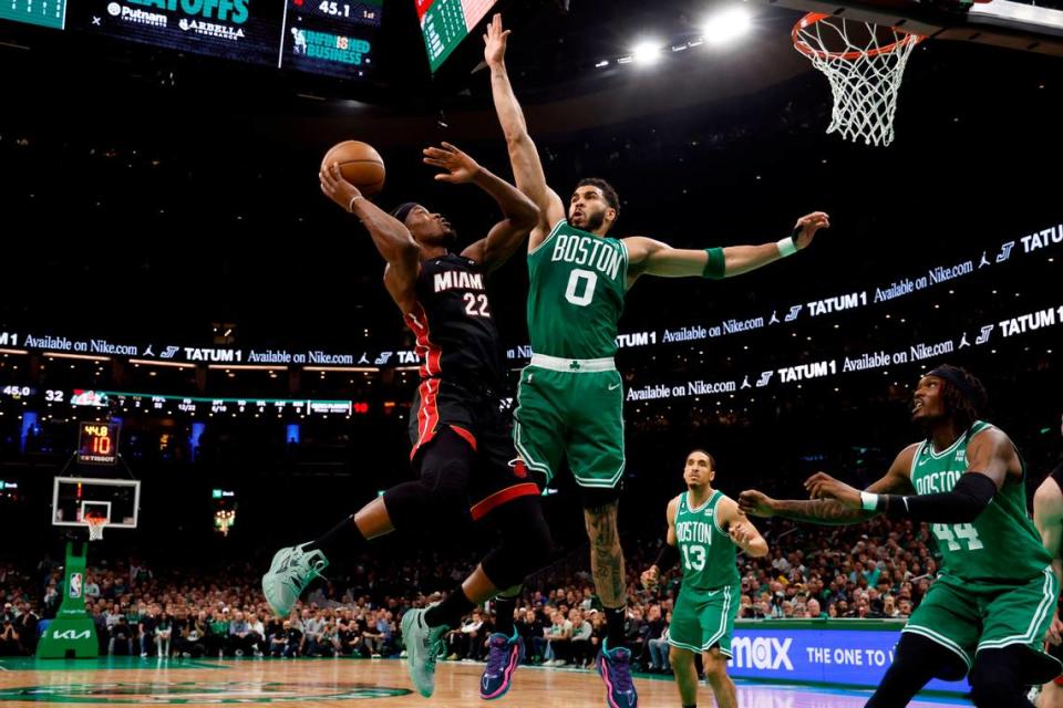 El jugador del Heat Jimmy Butler (izq.) tira al aro ante la marca de Jayson Tatum, de los Celtics, en el quinto partido de las Finales de la Conferencia Este, celebrado el 25 de mayo de 2023 en Boston.