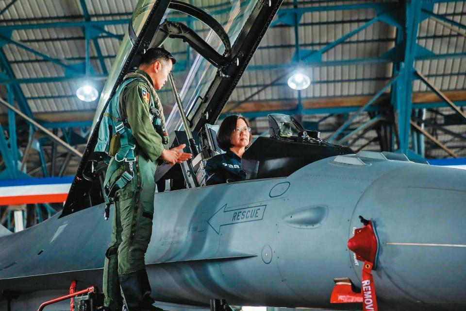 F-16V戰機升級案是台灣與洛馬透過工合案合作，成功的案例之一。（翻攝蔡英文臉書）