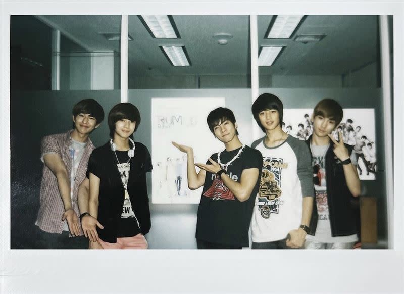 SHINee官方曬出一張2009年5人合體的照片讓不少粉絲淚崩。（圖／翻攝自SHINee IG）