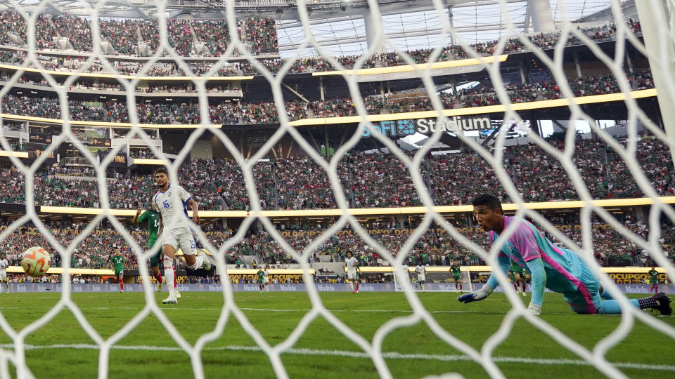 Panama goalkeeper Orlando Mosquera, right, gives up a goal on a shot from Mexico's Santiago Gimenez during the second half of the CONCACAF Gold Cup final soccer match Sunday, July 16, 2023, in Inglewood, Calif. (AP Photo/Mark J. Terrill)