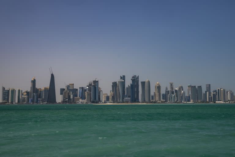 Vista de la zona de West Bay en Doha, Qatar, el martes 29 de marzo de 2022. El sorteo del Mundial será en Doha el 1 de abril. (AP Foto/Darko Bandic).