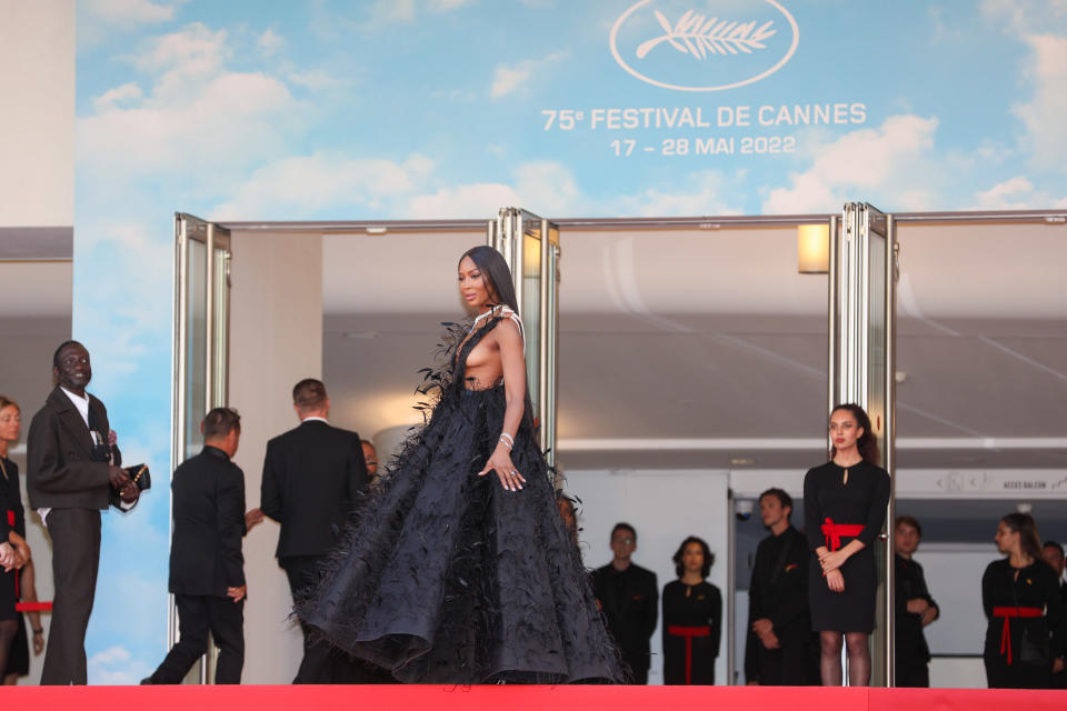 <p>El vestido negro no falla pero, al igual que hizo Naomi, conviene apostar por modelos rompedores para no caer en la monotonía. "El vestido negro no solo es un clásico atemporal, sino que se reformula en diferentes tejidos y formas para convertirse en una de las tendencias más importantes del año", subraya Harper's Bazaar. (Foto: Stephane Cardinale / Getty Images)</p> 