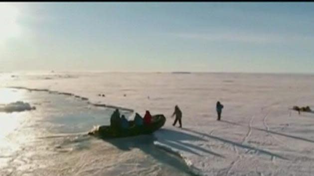 An Antarctic rescue mission has been delayed after a Chinese icebreaker set to help the stranded ship has been forced back.