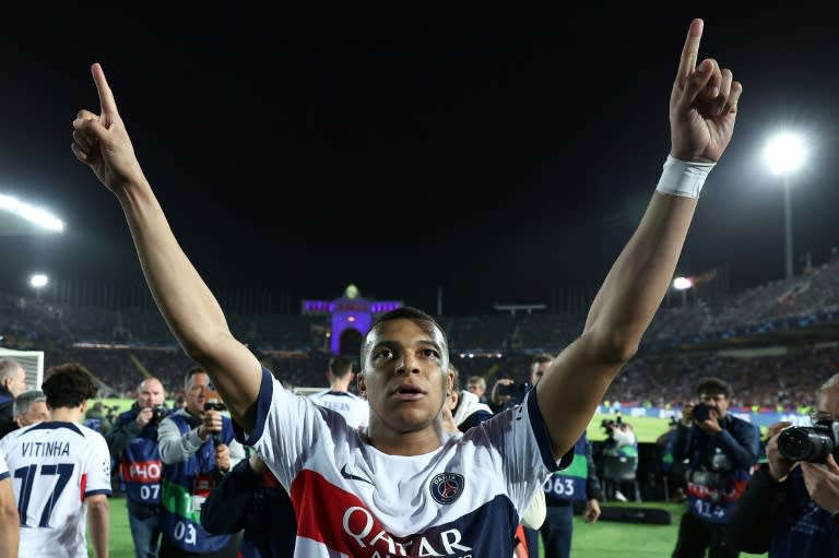 El atacante francés del París Saint-Germain Kylian Mbappé celebra la clasificación a semifinales de Liga de Campeones tras la victoria en cuartos de final, el 16 de abril de 2024 en Barcelona (FRANCK FIFE)