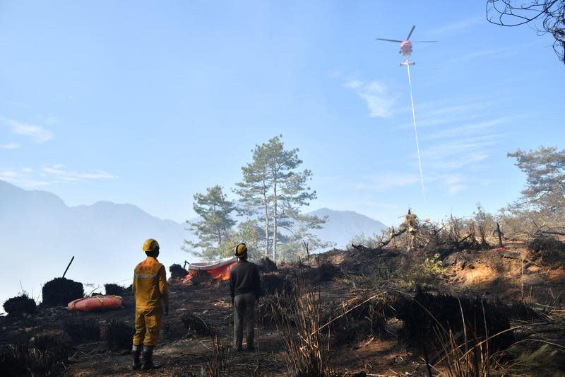 玉山大火操壞一堆巡山員，空勤總隊、陸軍航特部直升機，空軍救護隊黑鷹直升機也加入救災。（翻攝自浪漫巡山員臉書）