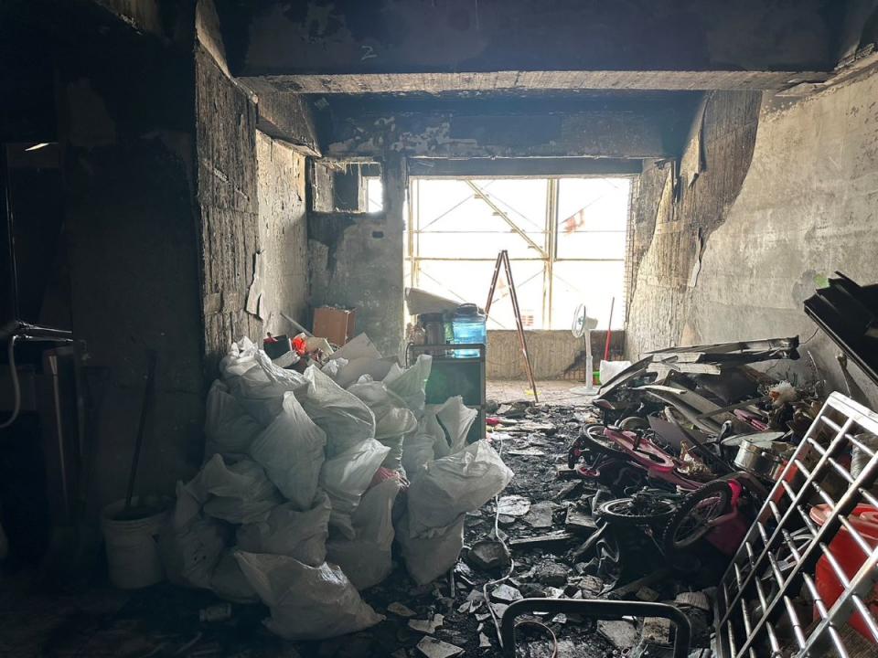 氣爆受災戶屋內仍滿目瘡痍，瓦斯公司雇人加速清理。（圖：蔡蕥鍹提供）