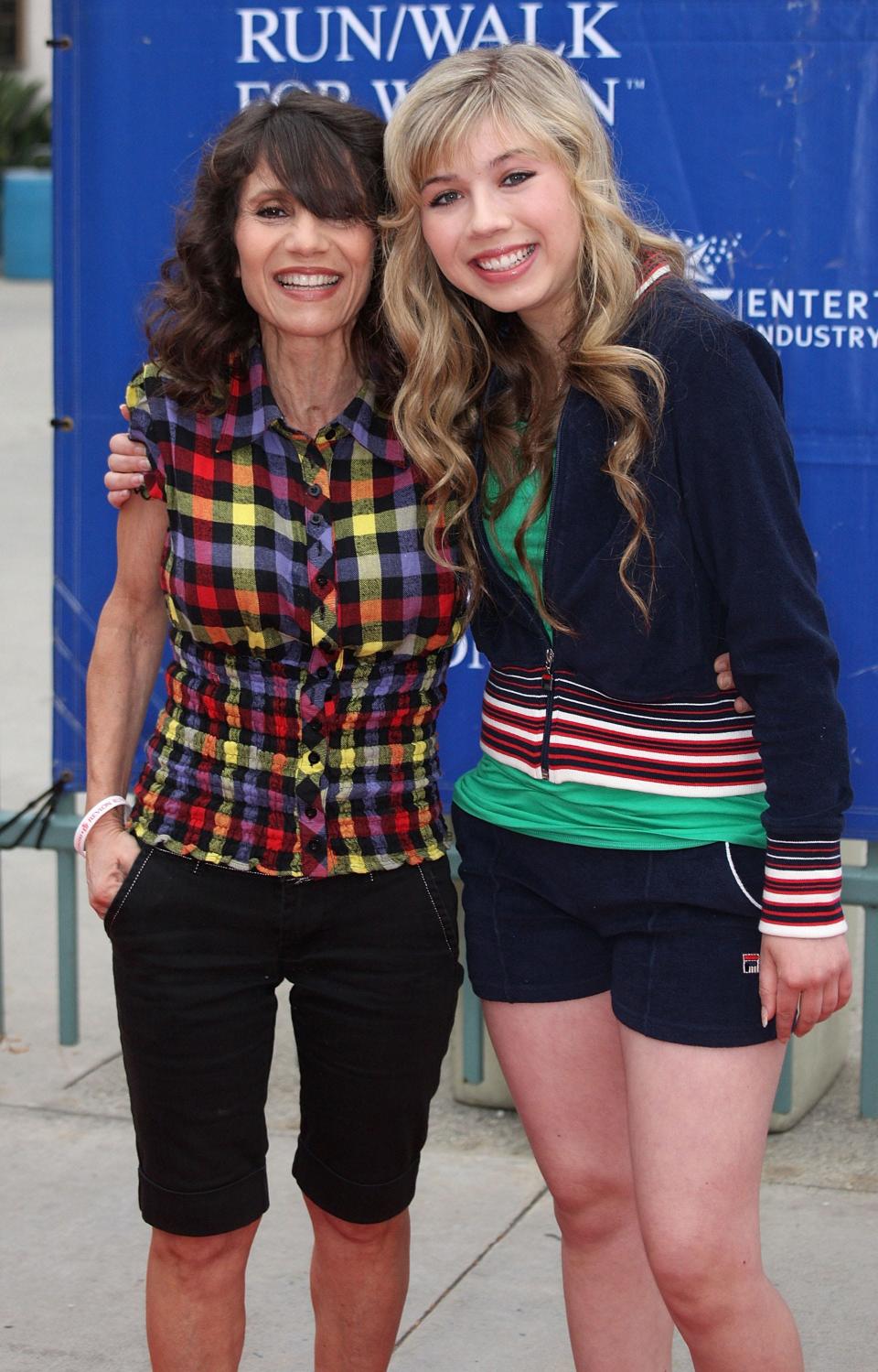 LOS ANGELES, CA - MAY 09: Actress Jennette McCurdy (R) and her mother attend the 16th annual EIF Revlon Run/Walk for Women on May 9, 2009 in Los Angeles, California.  (Photo by Frederick M. Brown/Getty Images) ORG XMIT: 86091376 [Via MerlinFTP Drop]