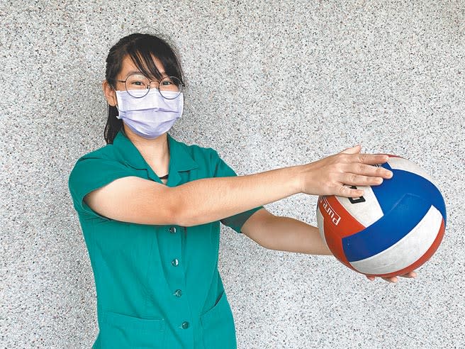 台中女中江菁芳從國小開始打排球，兼顧社團與課業，大學指考如願錄取台大心理系。（林欣儀攝）