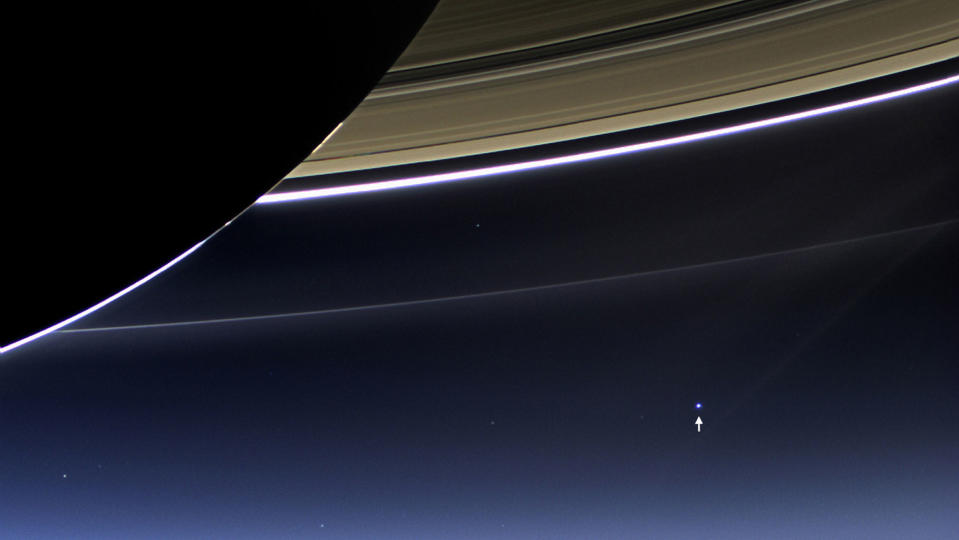 Cosmic Speck: See Earth Through Saturn's Rings in Amazing Cassini Photo