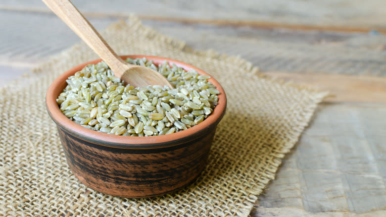bowl of uncooked freekeh