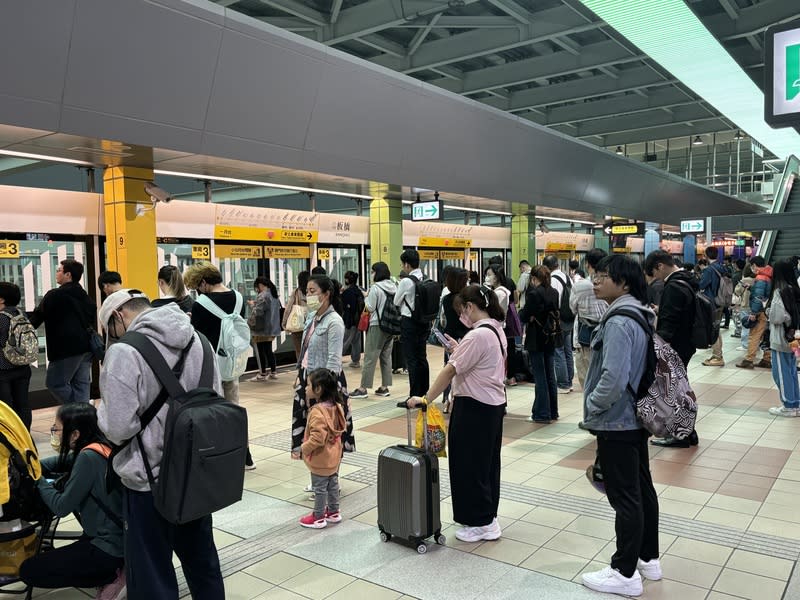 捷運環狀線搭車排隊人潮 捷運環狀線採板橋站以北（板橋至新北產業園區 站）、中和站以南（中和至大坪林站）分段行駛，9 日上午板橋站湧現搭車排隊人潮。 中央社記者高華謙攝  113年4月9日 