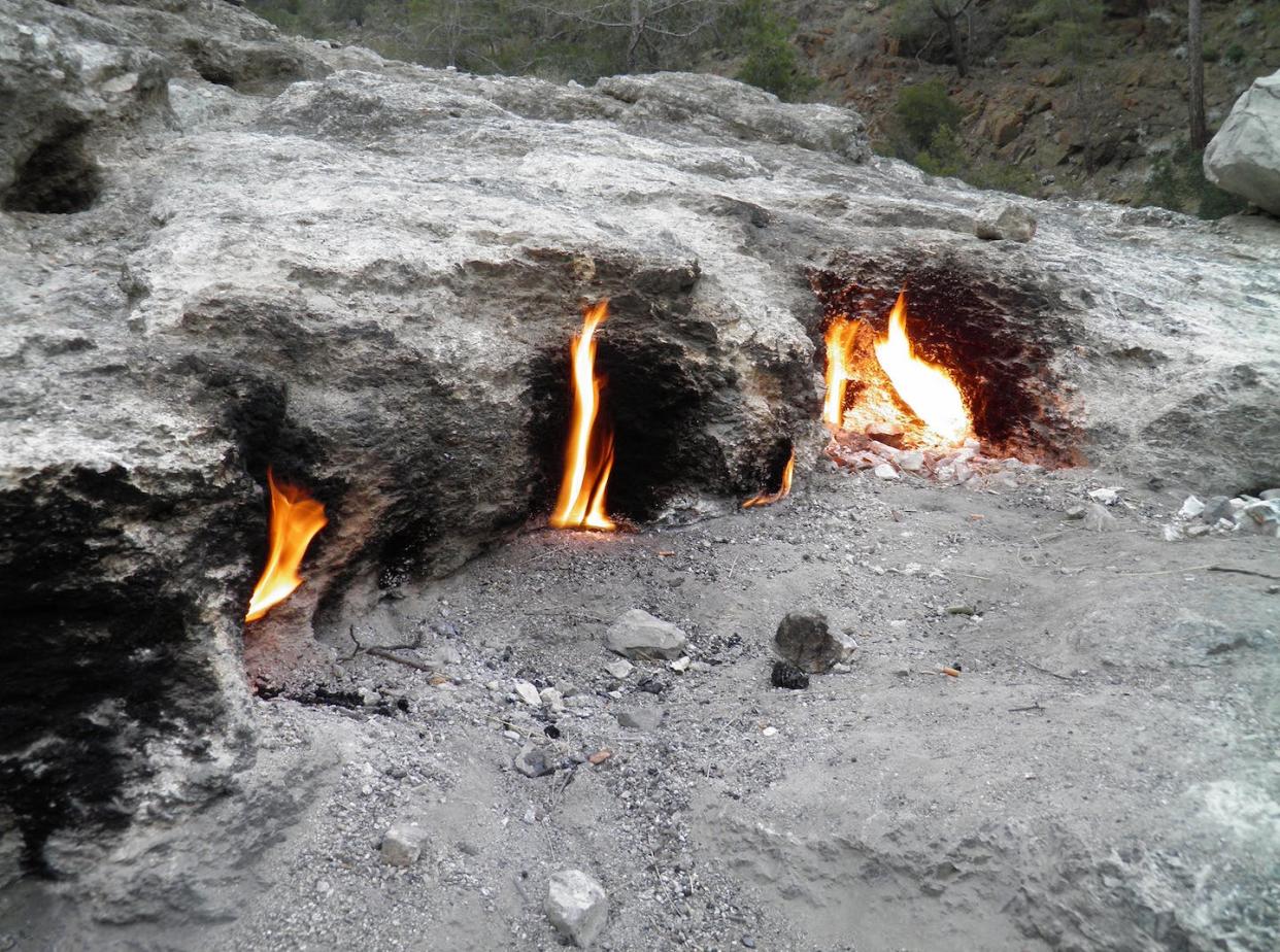 Los "fuegos eternos" del monte Quimera en Yanartaş (Turquía). La emisión de mezclas de metano e hidrógeno abióticos se ha registrado por más de 2 500 años. <a href="https://commons.wikimedia.org/wiki/File:The_eternal_fires_of_Chimera_in_Lycia_where_the_myth_of_the_Chimera_takes_place,_Mount_Chimaera,_Yanarta%C5%9F,_Turkey_(12834951845).jpg" rel="nofollow noopener" target="_blank" data-ylk="slk:Carole Raddato / Wikimedia Commons;elm:context_link;itc:0;sec:content-canvas" class="link ">Carole Raddato / Wikimedia Commons</a>, <a href="http://creativecommons.org/licenses/by-sa/4.0/" rel="nofollow noopener" target="_blank" data-ylk="slk:CC BY-SA;elm:context_link;itc:0;sec:content-canvas" class="link ">CC BY-SA</a>