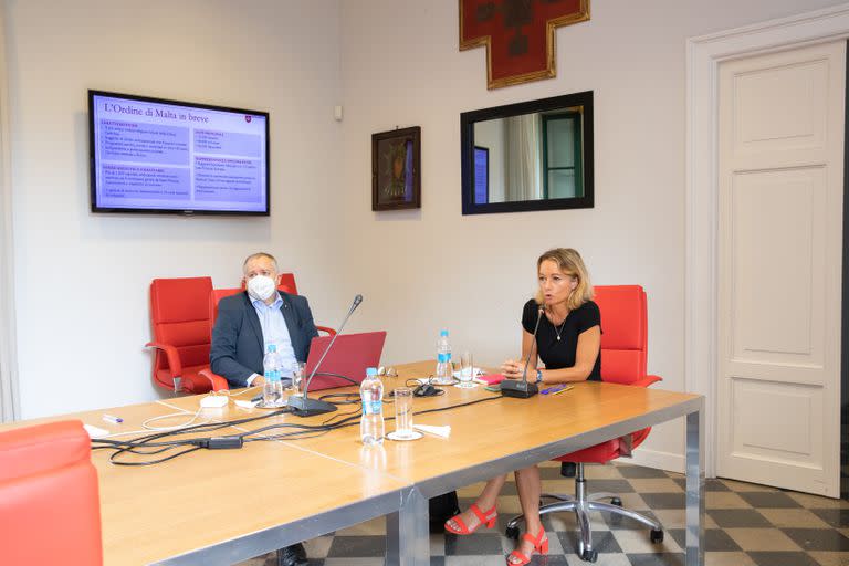 El equipo de prensa de la Orden de Malta, Eugenio Ajroldi di Robbiate y Marianna Balfour, durante la visita exclusiva de corresponsales extranjeros