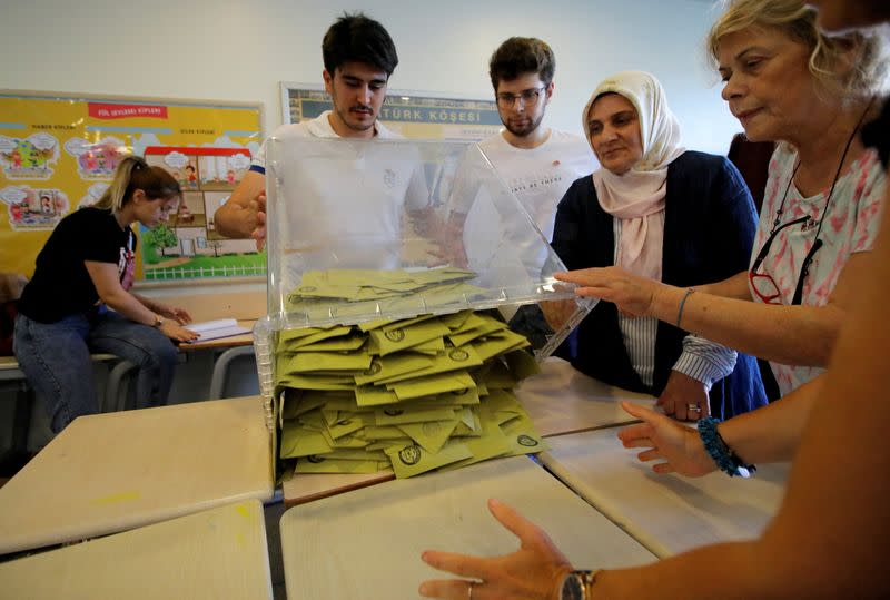 FILE PHOTO: Istanbul votes in mayoral re-run
