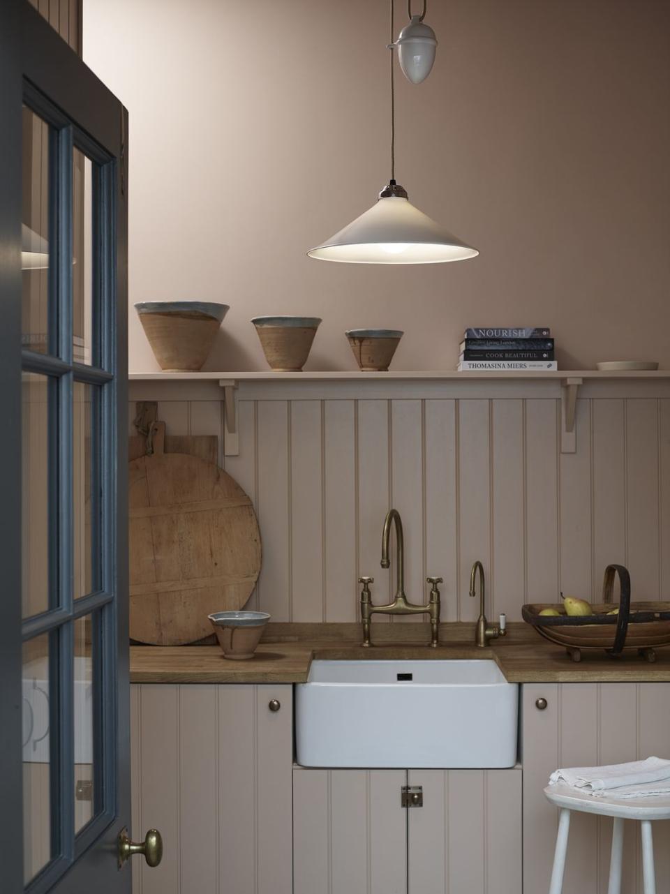 Kitchen with sink and shelves with bowls