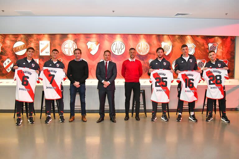 La presentación de los refuerzos de River, antes del reinicio de campeonato, con Jorge Brito y Martín Demichelis en el centro