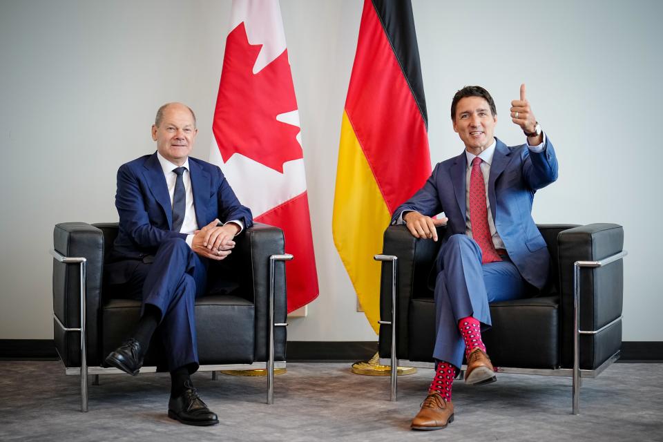 Bundeskanzler Olaf Scholz (SPD) wird im Montreal Science Centre von Justin Trudeau (r), Premierminister von Kanada, empfangen. - Copyright: Kay Nietfeld/dpa