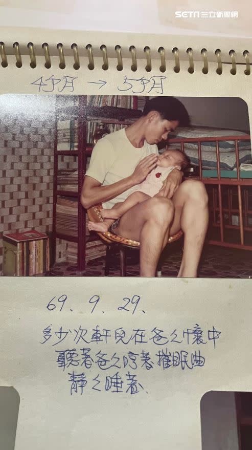 李坤城大腸癌病逝，兒子李卓軒在臉書貼出兒時被父親抱在懷裡哄睡的照片。(圖／李卓軒提供)