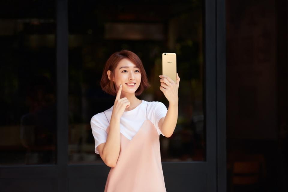 OPPO A57搭載1600萬畫素前鏡頭以及內建美顏4.0，7段式美顏效果讓使用者一指變美麗， 白皙紅潤隨心變換，再搭配F2.2大光圈，即使在昏暗環境下，也能散發散發亮麗自信的風采