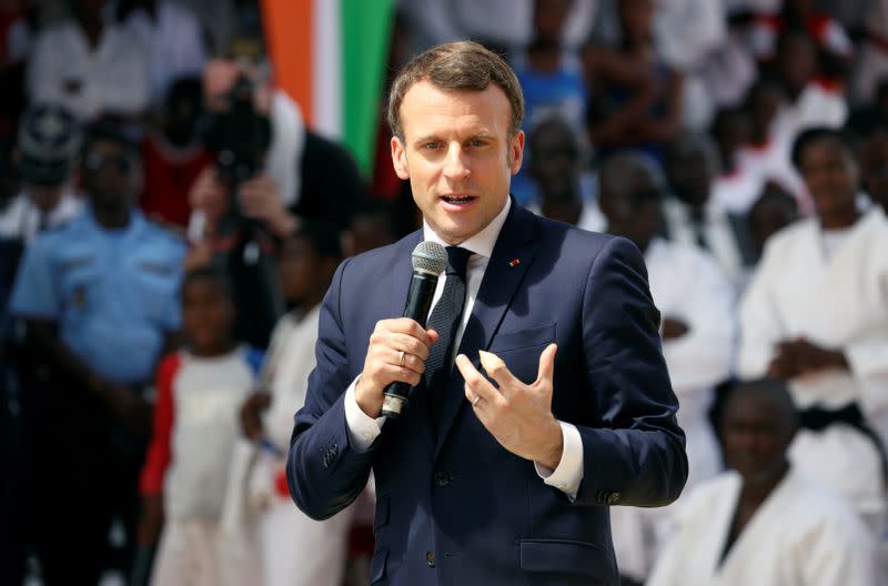 FOTO DE ARCHIVO: El presidente de Francia Emmanuel Macron habla durante la inauguración del Ágora "win win" en Koumassi, Abidjan, Costa de Marfil