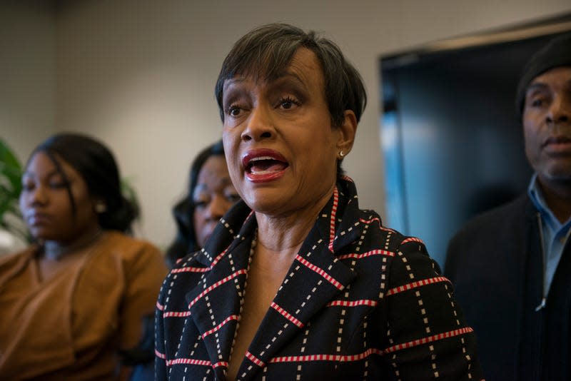 MINNEAPOLIS, MN - NOVEMBER 16: Glenda Hatchett speaks during a press conference flanked by members of Philando Castile’s family on November 16, 2016 in Minneapolis, Minnesota.