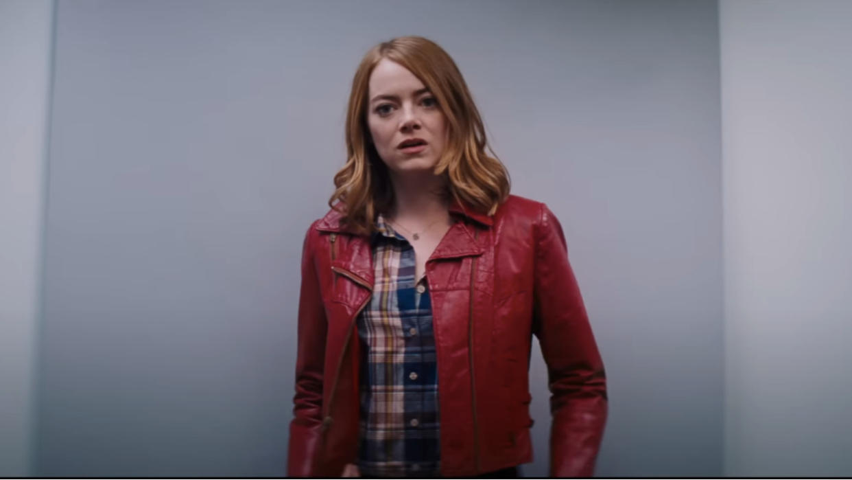  Emma Stone auditioning in a red jacket in La La Land. 