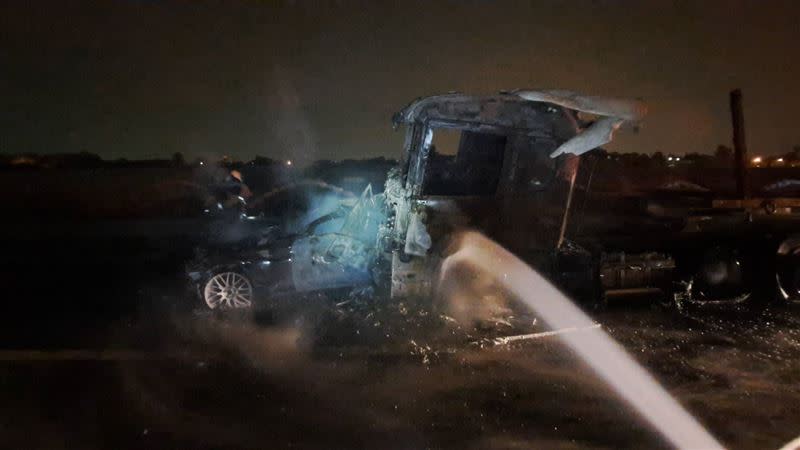 國道1號凌晨傳5車追撞嚴重事故2車被燒爛（圖／翻攝畫面）
