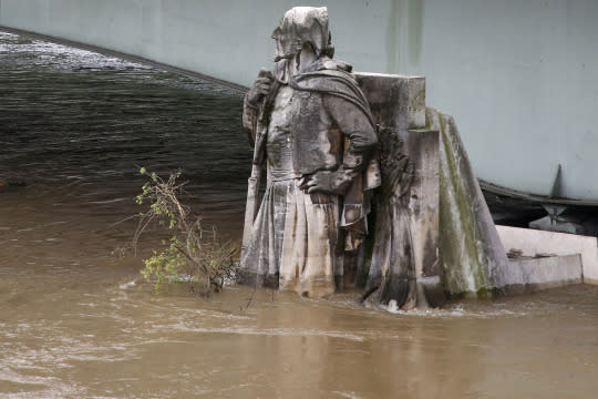 Thousands evacuated as floods batter Paris region