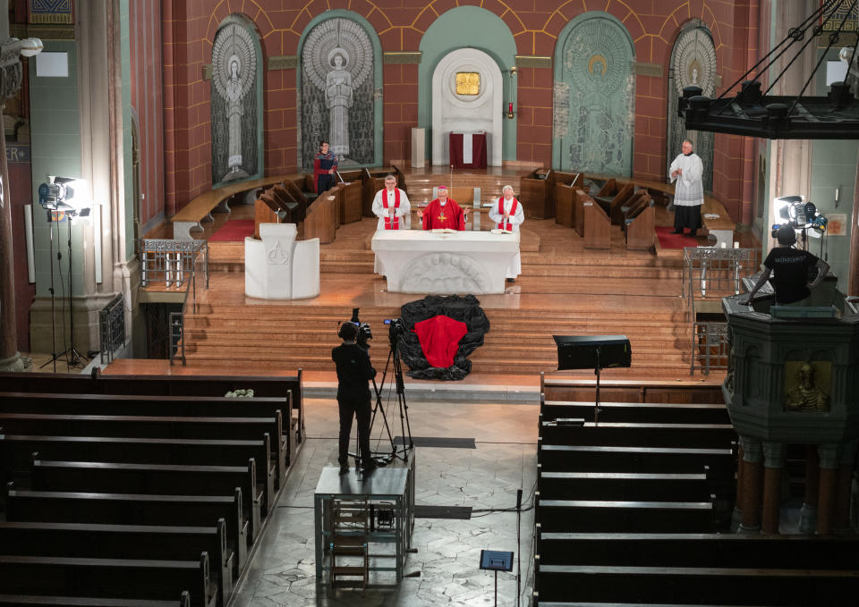 Aufgrund des Gottesdienstverbots wird in der katholischen St.-Joseph-Kirche in Berlin-Wedding wird die Karfreitagsliturgie per Livestream übertragen. Foto: Christophe Gateau / dpa