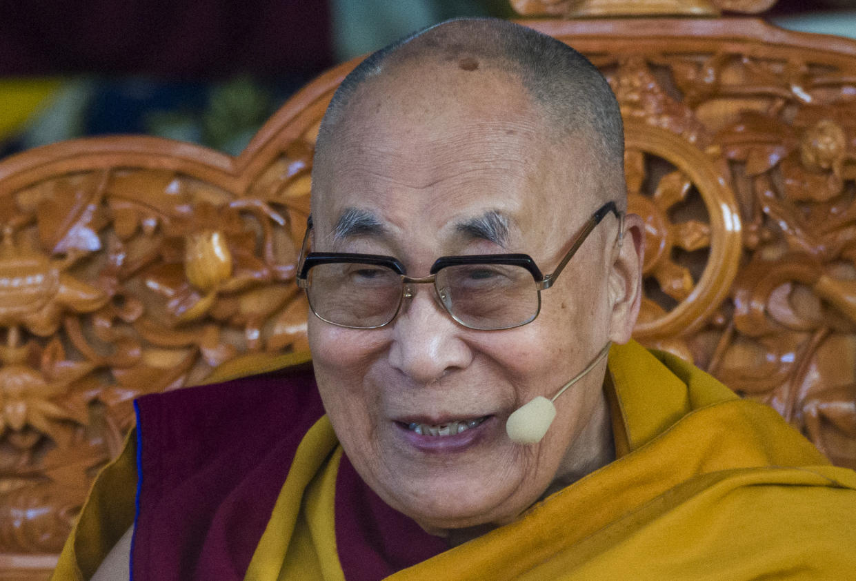 El líder espiritual tibetano, el Dalai Lama, sonríe durante su sermón en el templo Tsuglagkhang en Dharamshala, India, el martes 7 de marzo de 2023. (Foto AP/Ashwani Bhatia).