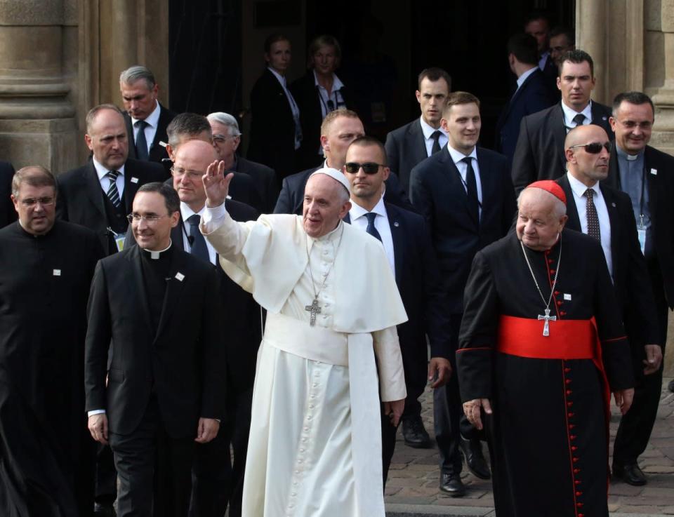 Pope Francis © with Metropolitan of Krakow, cardinal Stanislaw Dziwisz ®, priest Robert Wozniak (L) and priest Mauricio Rueda Beltz (2-L) walk from Cracow Archbishops’ Palace to the nearby Fransciscan Monastry in Krakow, Poland, 30 July 2016. (EPA/STANISLAW ROZPEDZIK POLAND OUT)