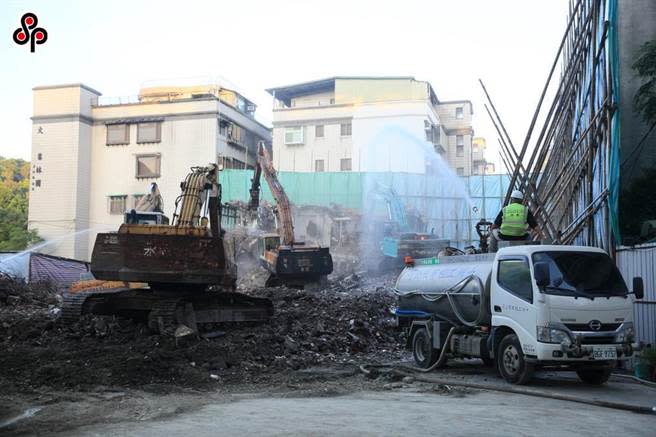 「基泰大直」建案施工造成鄰房坍塌毀損案，台北地檢署16日再指揮廉政署兵分8路搜索，追查基泰人員以不實文件隱匿監測數值異常，基泰高層是否知情；對此北市府17日強調，希望檢調勿枉勿縱之外，也再次呼籲基泰勿迴避對受災戶的賠償責任。示意圖，為受損民宅拆除現場。(本報資料照片)