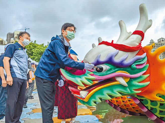 高雄巿長陳其邁26日為今年的高雄愛河龍舟賽點睛祈福。（曹明正攝）