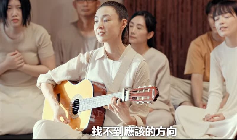 德德身穿白襯衫揹著烏克莉莉的模樣，撞衫曾珮瑜在《周處除三害》中飾演的蕭湘湘。（翻攝自Netflix）